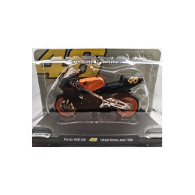Honda NSR 500 1/18 modèle de magazine Valentino Rossi Jerez 1999 sur socle